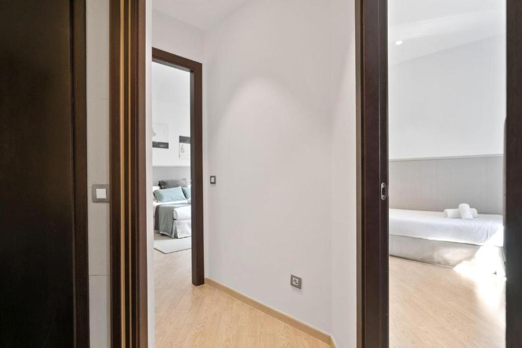 Fisa Rentals Gran Via Apartments Barcelona Bagian luar foto