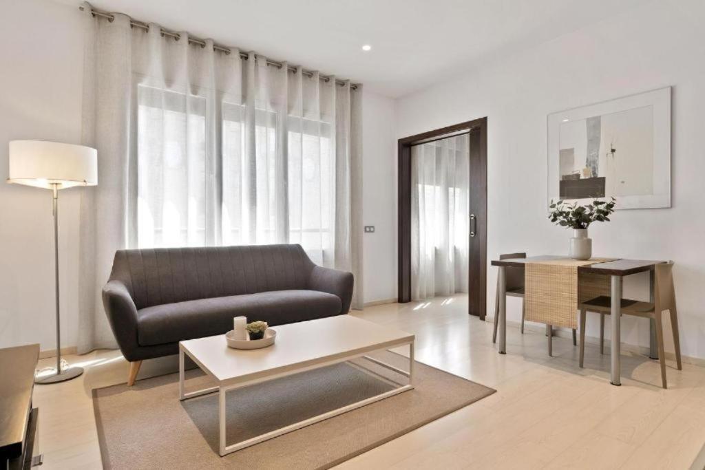 Fisa Rentals Gran Via Apartments Barcelona Bagian luar foto