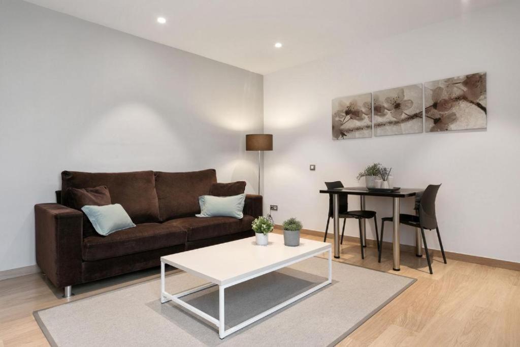 Fisa Rentals Gran Via Apartments Barcelona Bagian luar foto