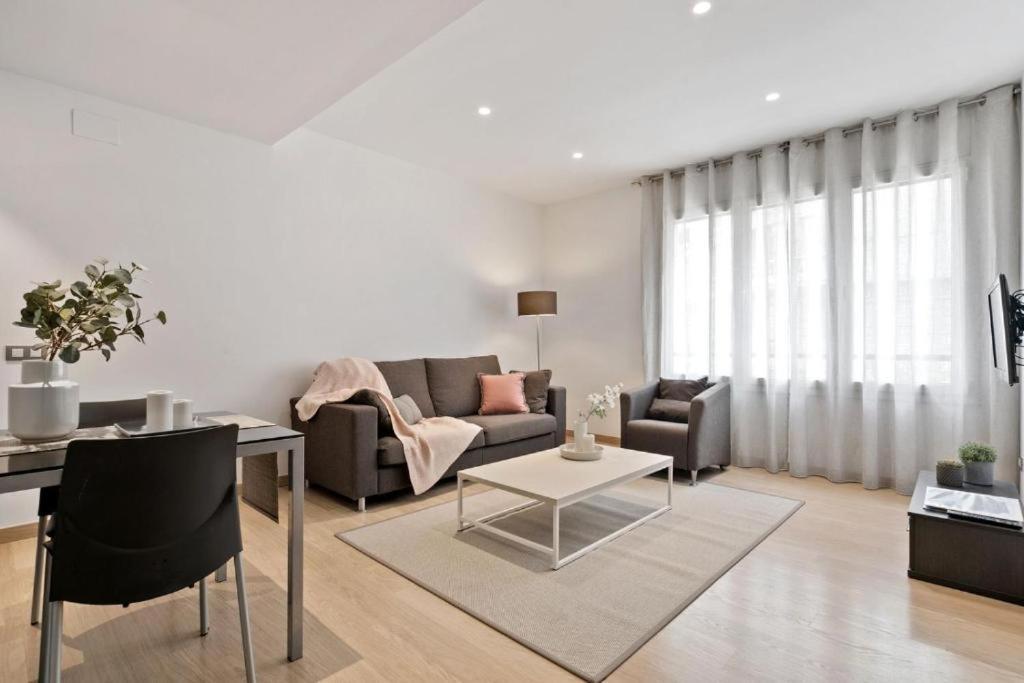 Fisa Rentals Gran Via Apartments Barcelona Bagian luar foto