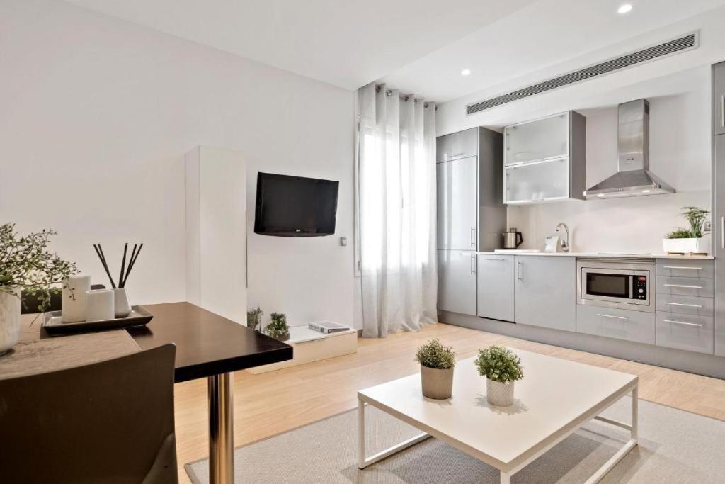 Fisa Rentals Gran Via Apartments Barcelona Bagian luar foto